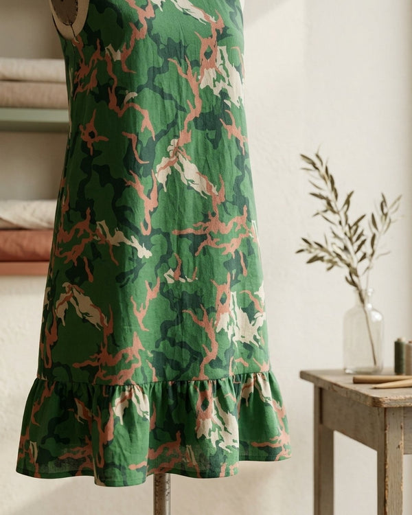 Zastosowanie Len Craspo Drukowana Camo Green: Sukienka z falbaną