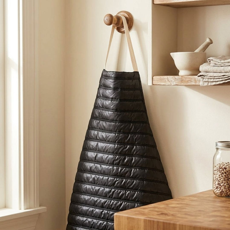 Elegancka Pikowka Paski Czarna 5cm – fartuch kuchenny z tej tkaniny
