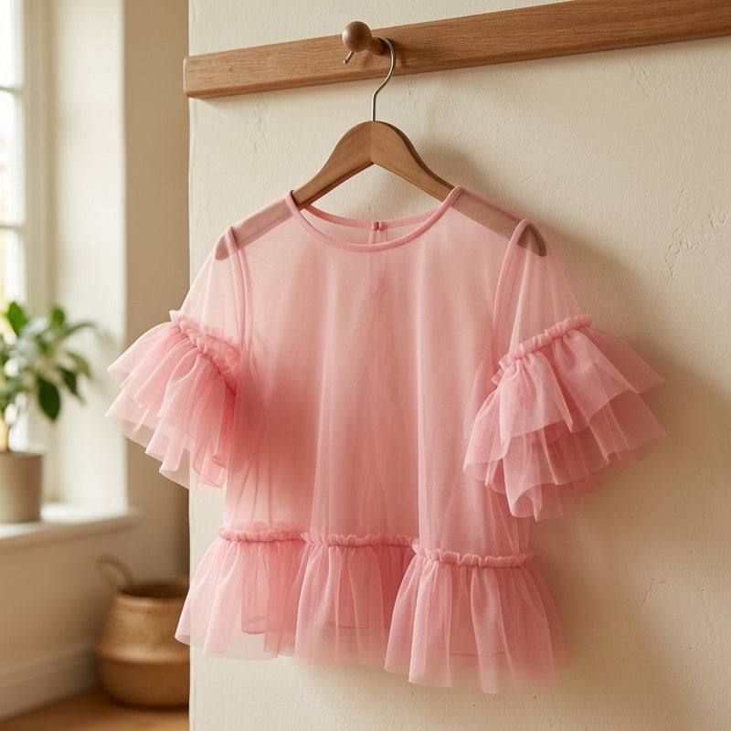Siatka Elastyczna Jasnoróżowa „Soft Blush” – bluzka z falbaną z tej tkaniny