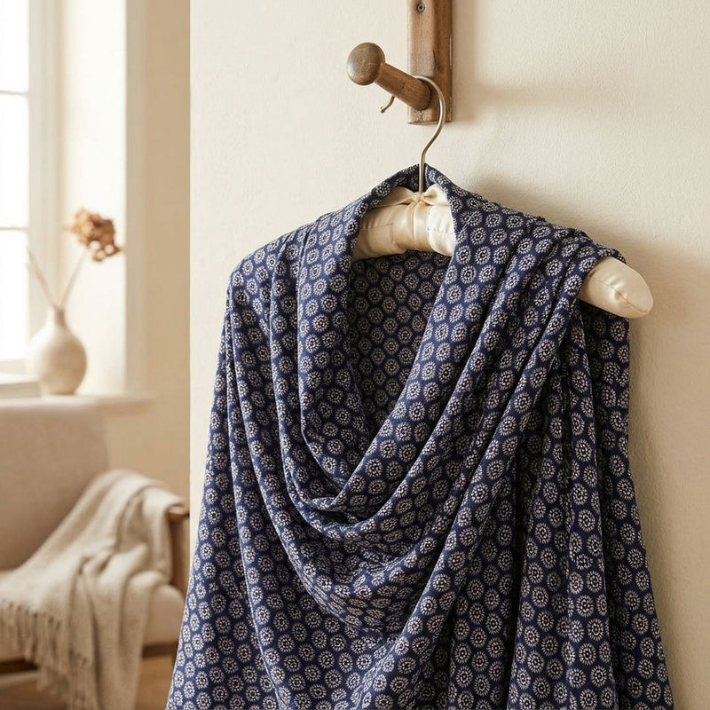 Silk Drukowany Granatowy Wzory – narzutka wieczorowa z tej tkaniny