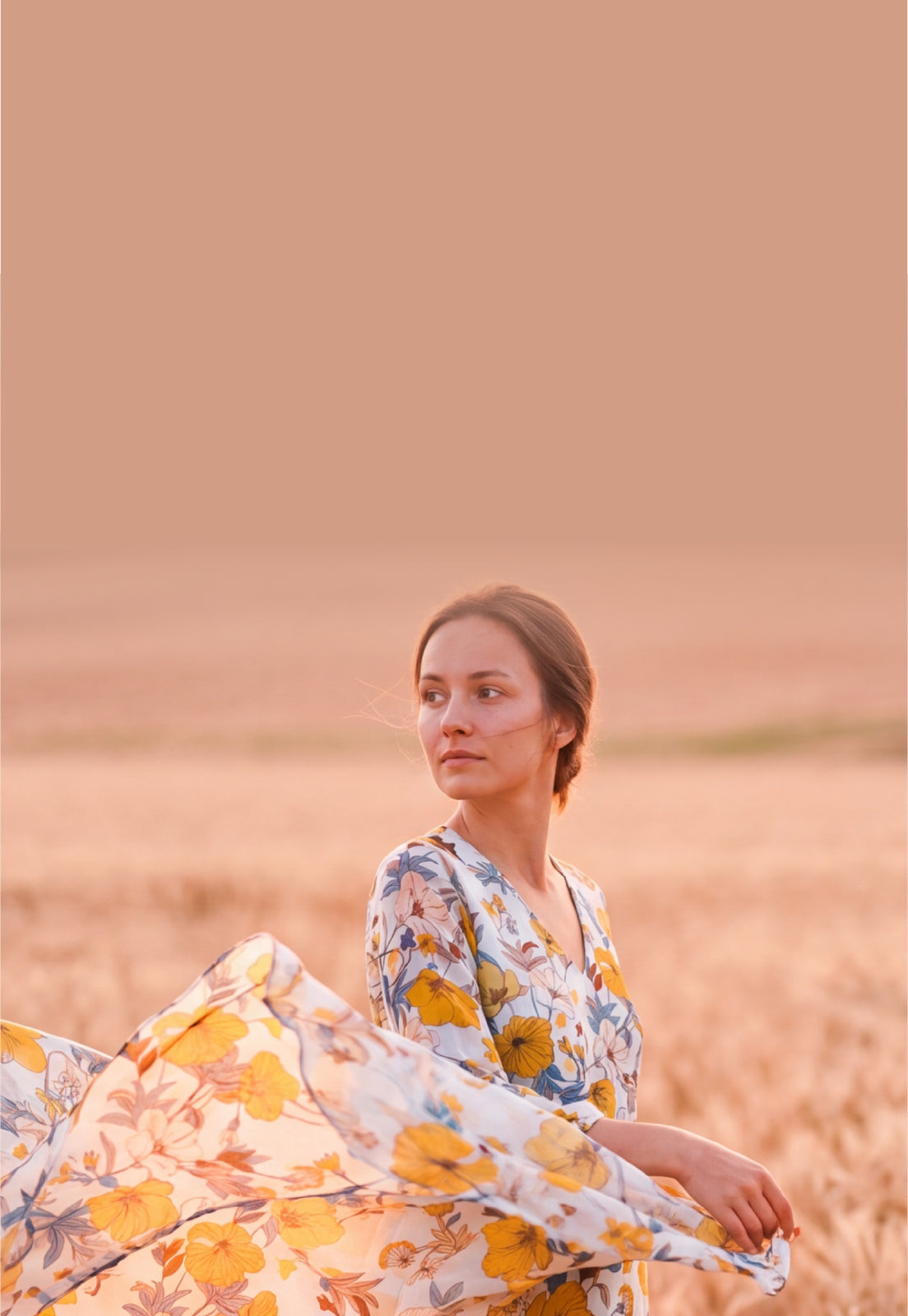Kobieta w polu zboża z kwiecistą tkaniną — baner mobilny Textil World, lato 2026